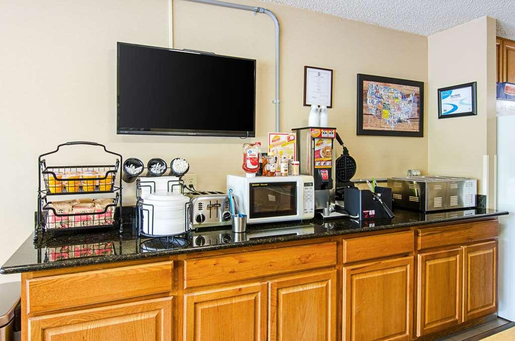 Econo Lodge Lynchburg Restaurant photo