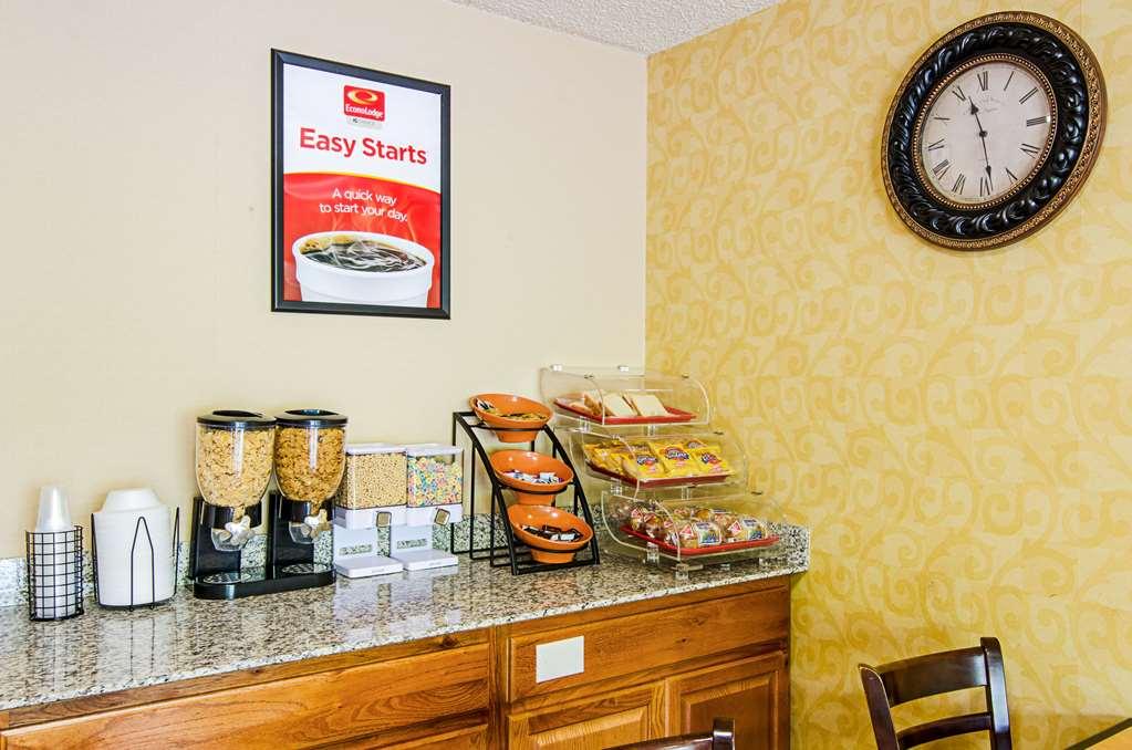 Econo Lodge Lynchburg Restaurant photo